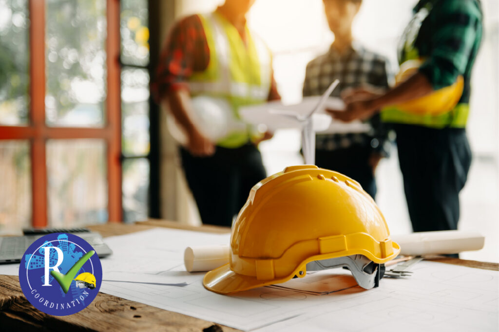 Coordination SPS Lens - Casque de chantier jaune sur des plans